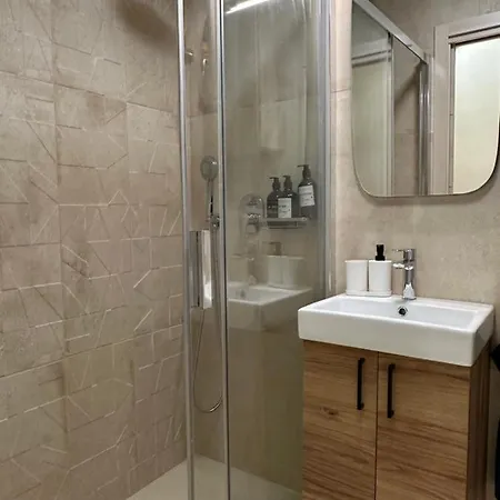 Lovely New 77 Apartment *